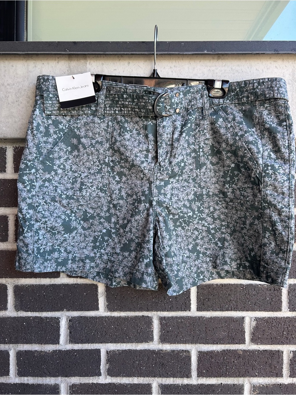 Calvin Klein Jeans Green Floral Belted Shorts / Size 16